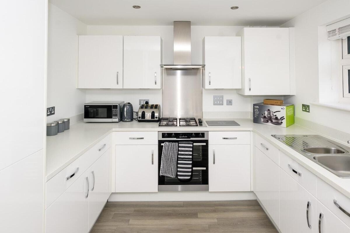 Luxury 5 Bedroom House With Parking Чатам Номер фото